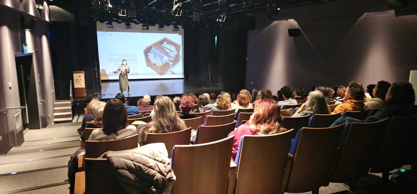 מועדון דוקו לייף מזמין:  הקרנת הסרט התיעודי "נשות הדבש" באולם בימת הנוער