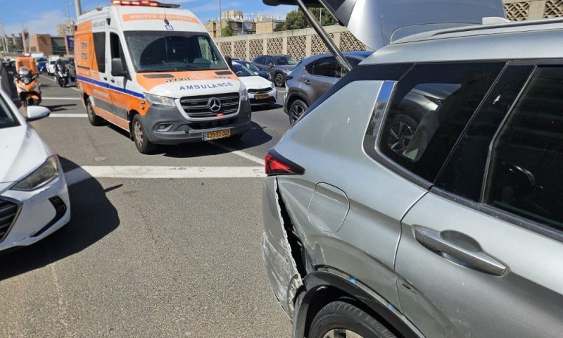 פצוע בתאונת שרשרת בין מחלף יוספטל לקוממיות