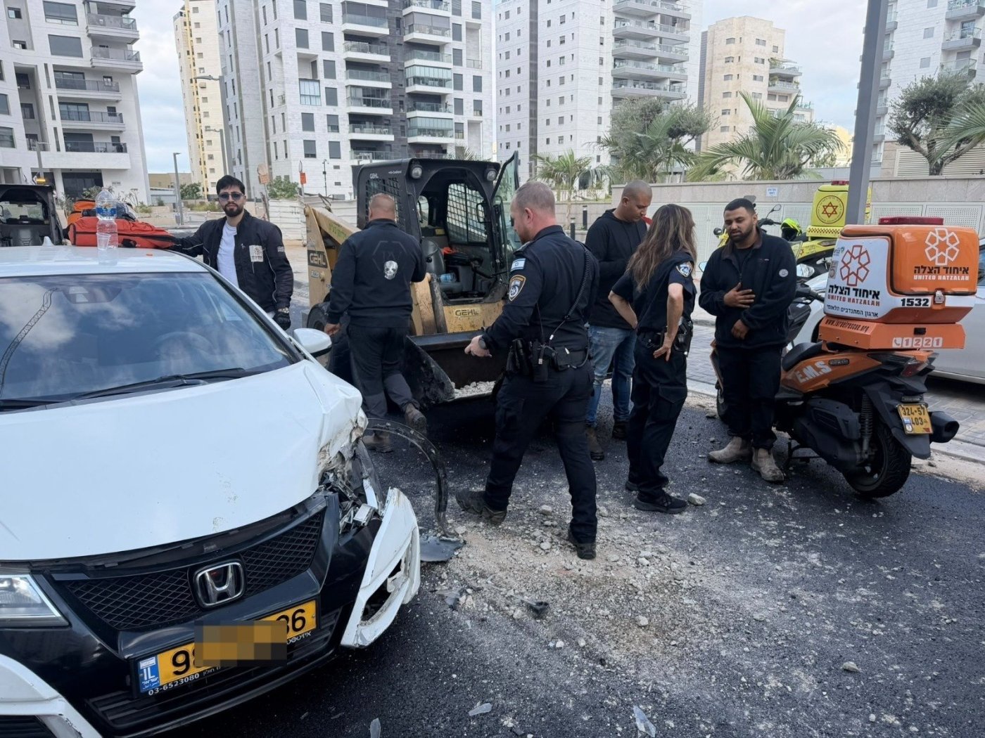 נהג רכב נפצע בתאונה עם טרקטור בחולון