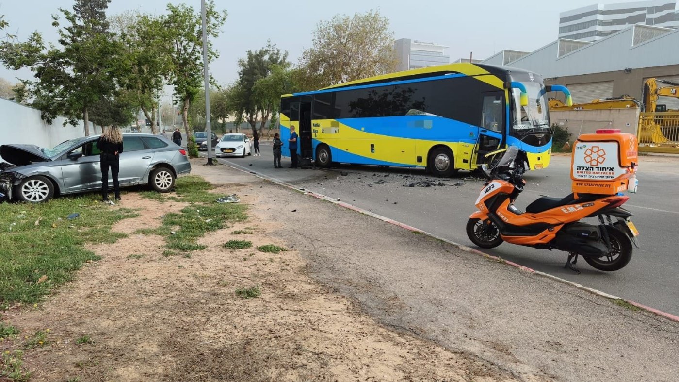 פצוע בתאונה בין אוטובוס לרכב פרטי בחולון