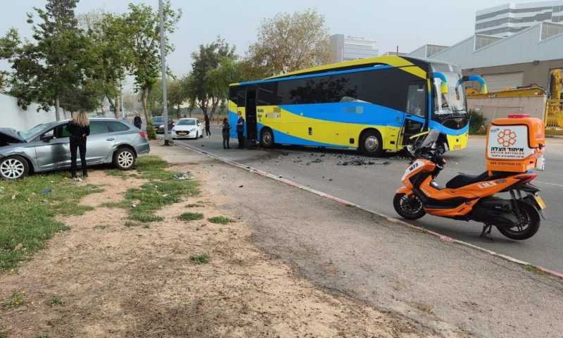 פצוע בתאונה בין אוטובוס לרכב פרטי בחולון
