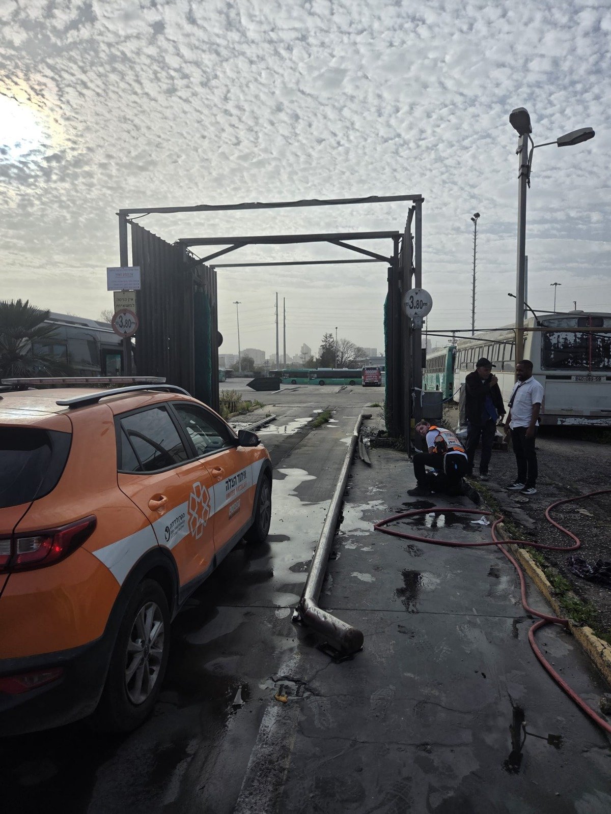 גבר החליק ונפצע בעלייה לאוטובוס בחולון