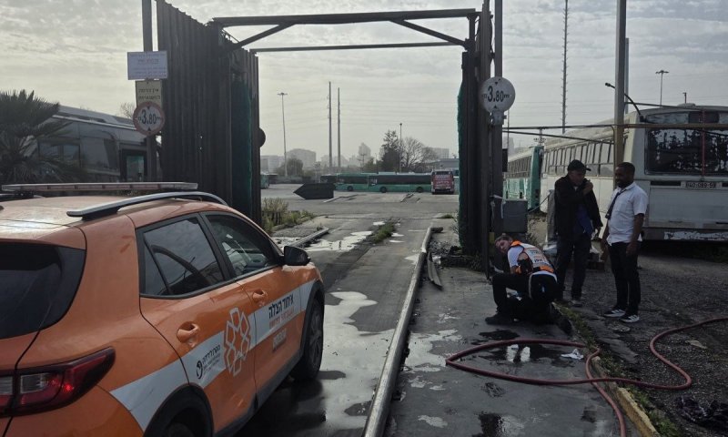 גבר החליק ונפצע בעלייה לאוטובוס בחולון