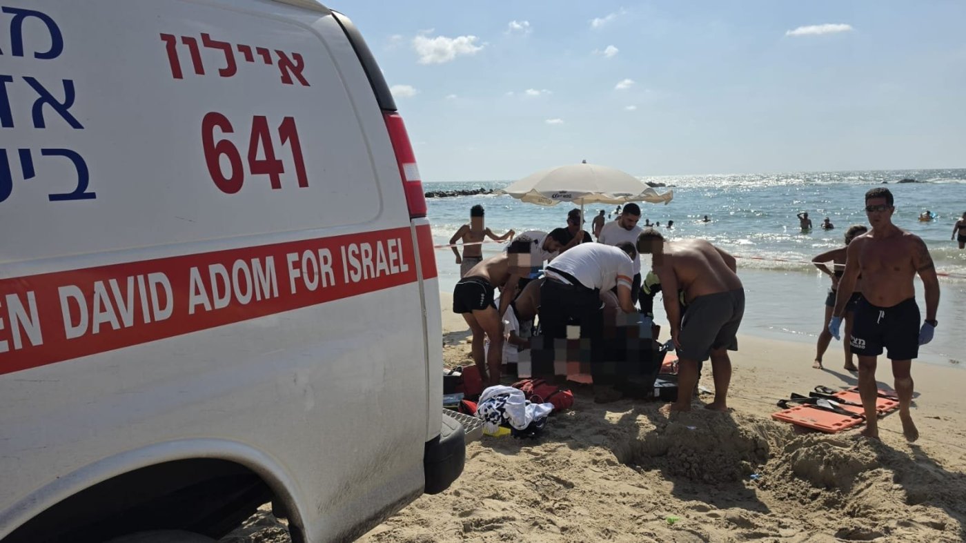 גבר טבע מול החוף בבת ים, מצבו אנוש