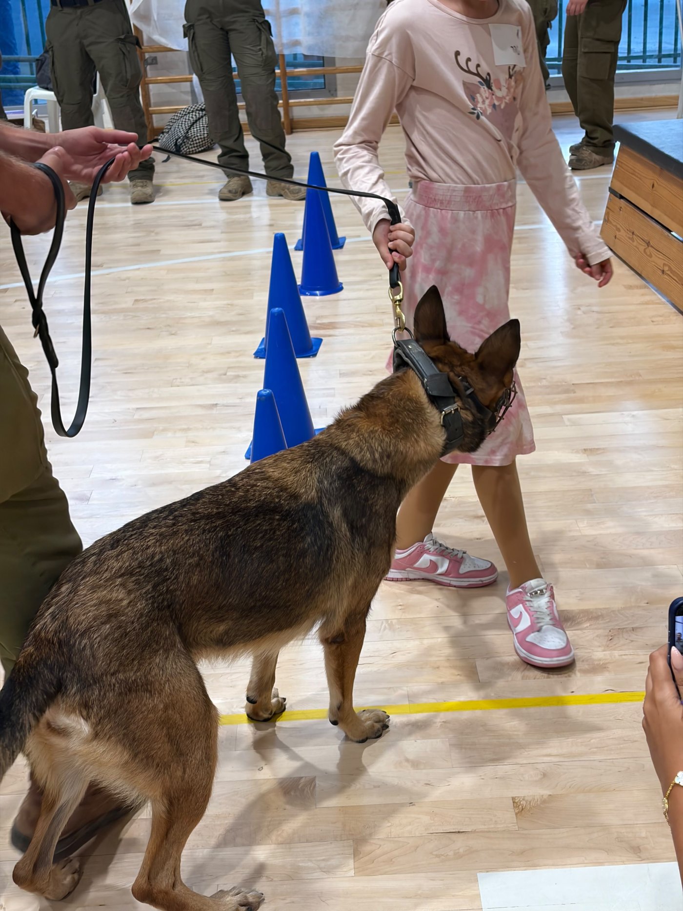 לוחמי יחידת עוקץ הגיעו עם כלבי היחידה למפגש עם ילדי החינוך המיוחד בחולון