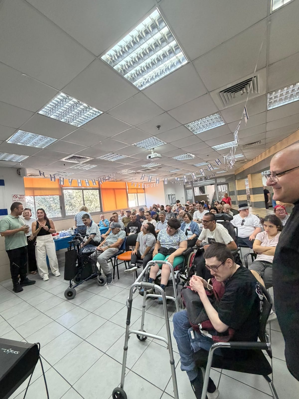 חדר האוכל במרכז הרב נכויות בבת-ים הפך לשדה תעופה