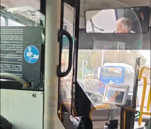 חולון: נהג אוטובוס לא עצר בתחנה וקילל נוסעים שהעירו לו