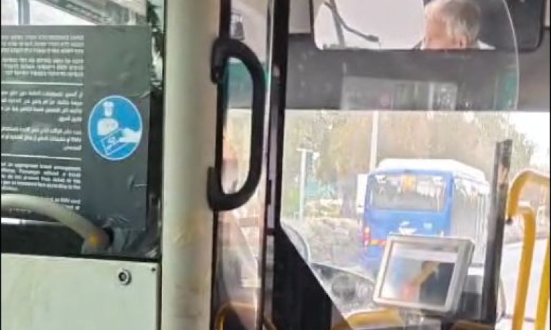 חולון: נהג אוטובוס לא עצר בתחנה וקילל נוסעים שהעירו לו