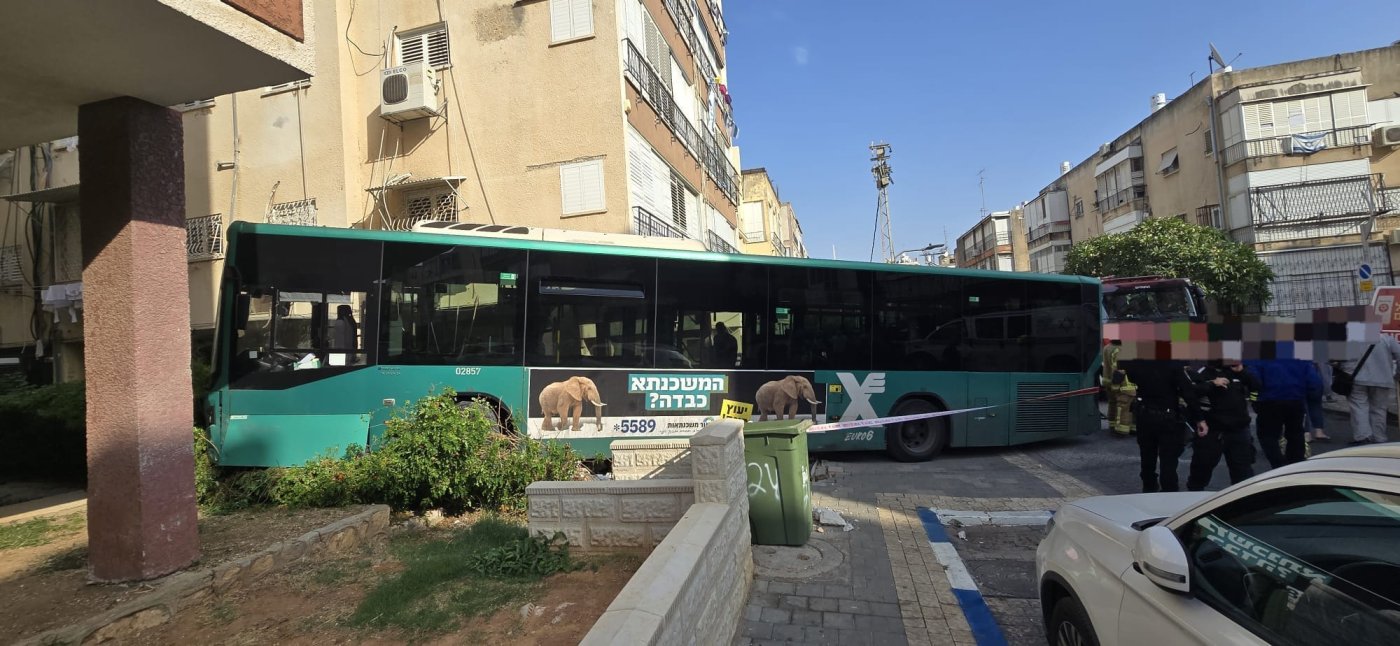 פצועים בהתנגשות אוטובוס בחומה במרכז חולון