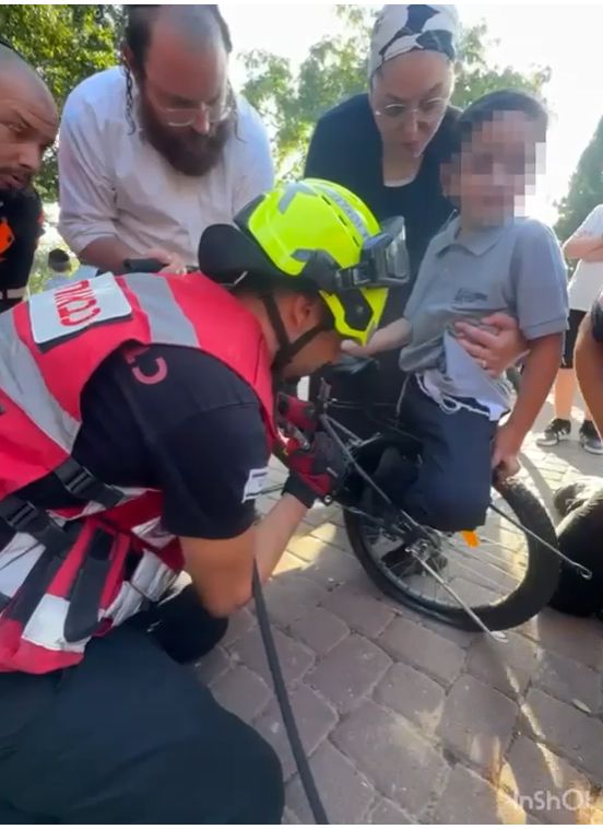 בת ים: לוחמי האש חילצו ילד שרגלו נתקעה באופניים