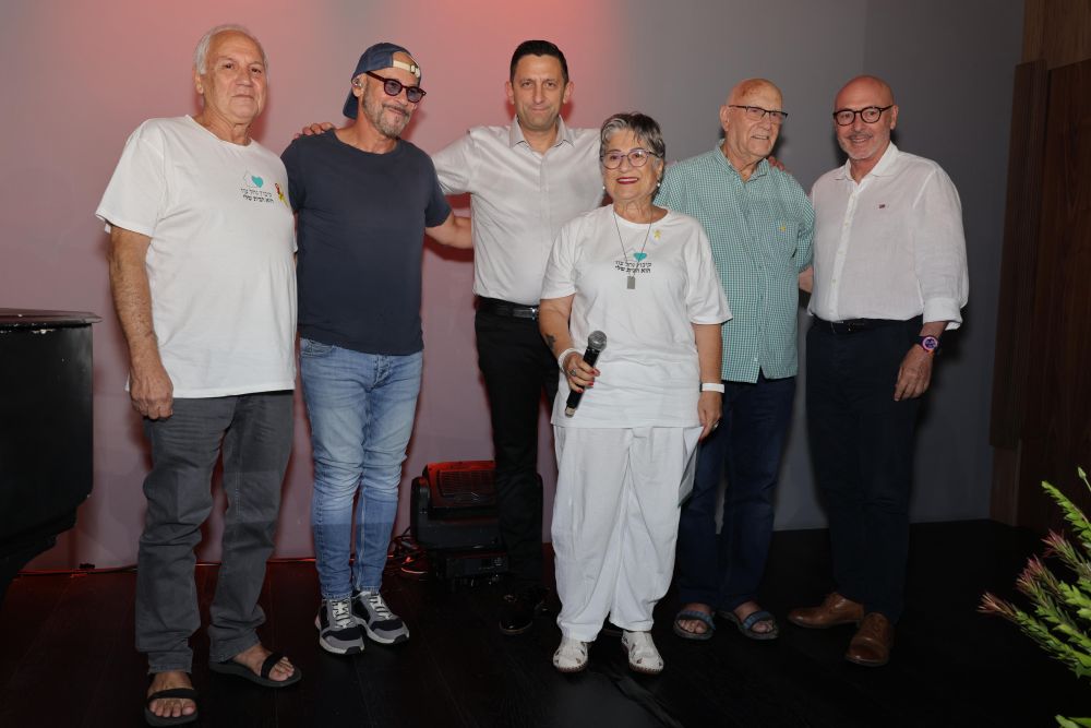 רמי קליינשטיין קיבל מגן הוקרה מותיקי נחל עוז במגדלי הים התיכון בת ים