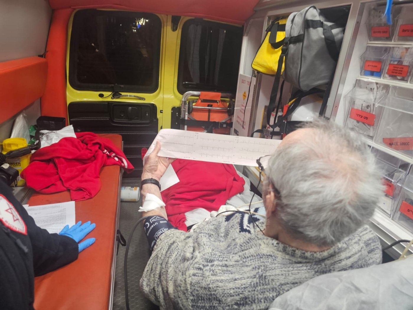 כך הפתיע בן 90 מחולון את צוות מד"א שהגיע לטפל בו