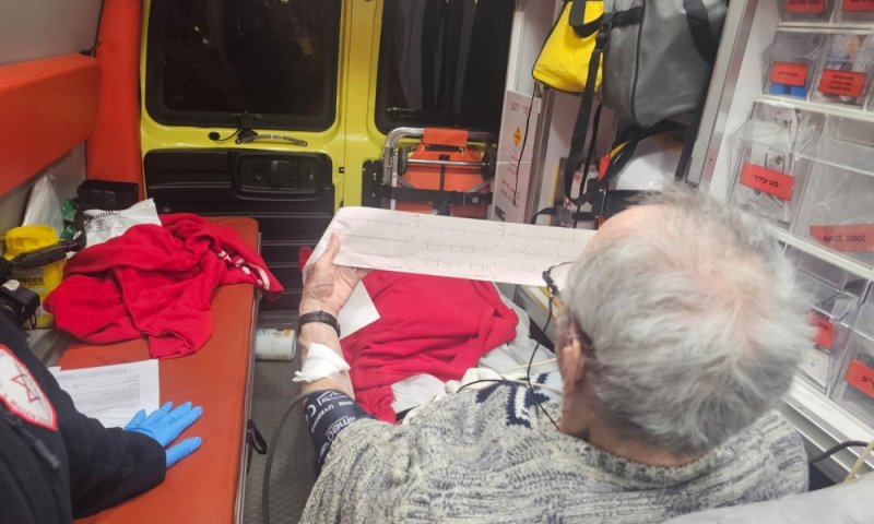 כך הפתיע בן 90 מחולון את צוות מד"א שהגיע לטפל בו