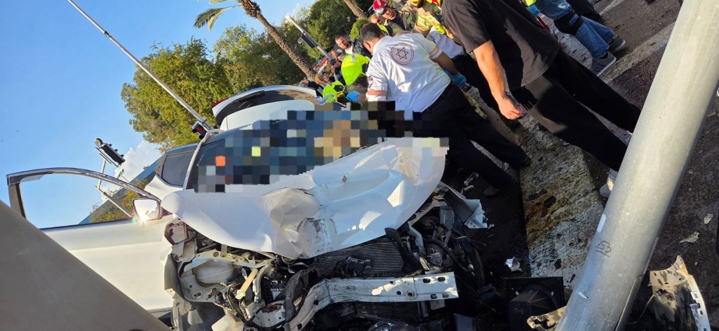 נהגת נלכדה ונפצעה קשה בתאונה בחולון