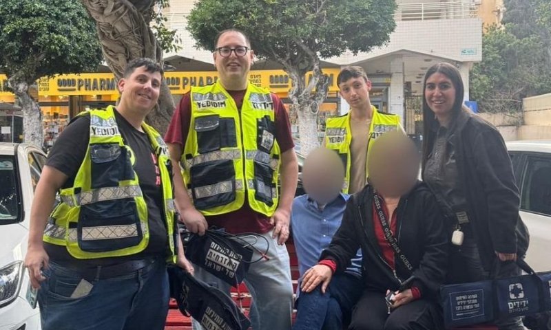 מתנדבי ידידים נחלצו לעזרת קשיש שננעל ברכב בבת ים