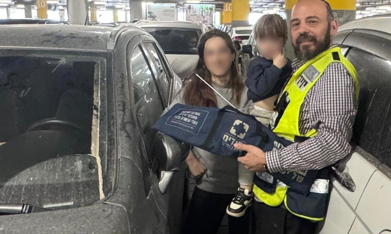 בן שנתיים ננעל ברכב בחניון איקאה בראשון לציון
