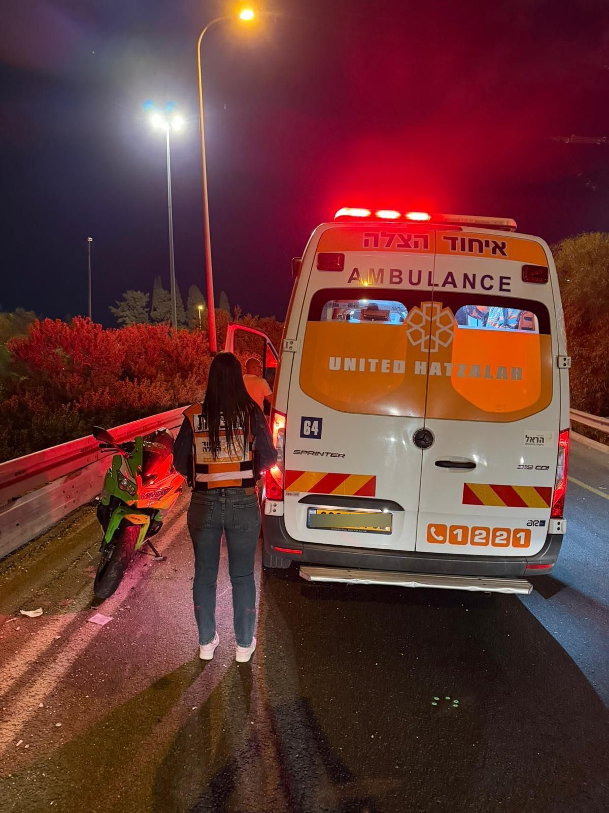 רוכב אופנוע נפצע בתאונה בכניסה לחולון