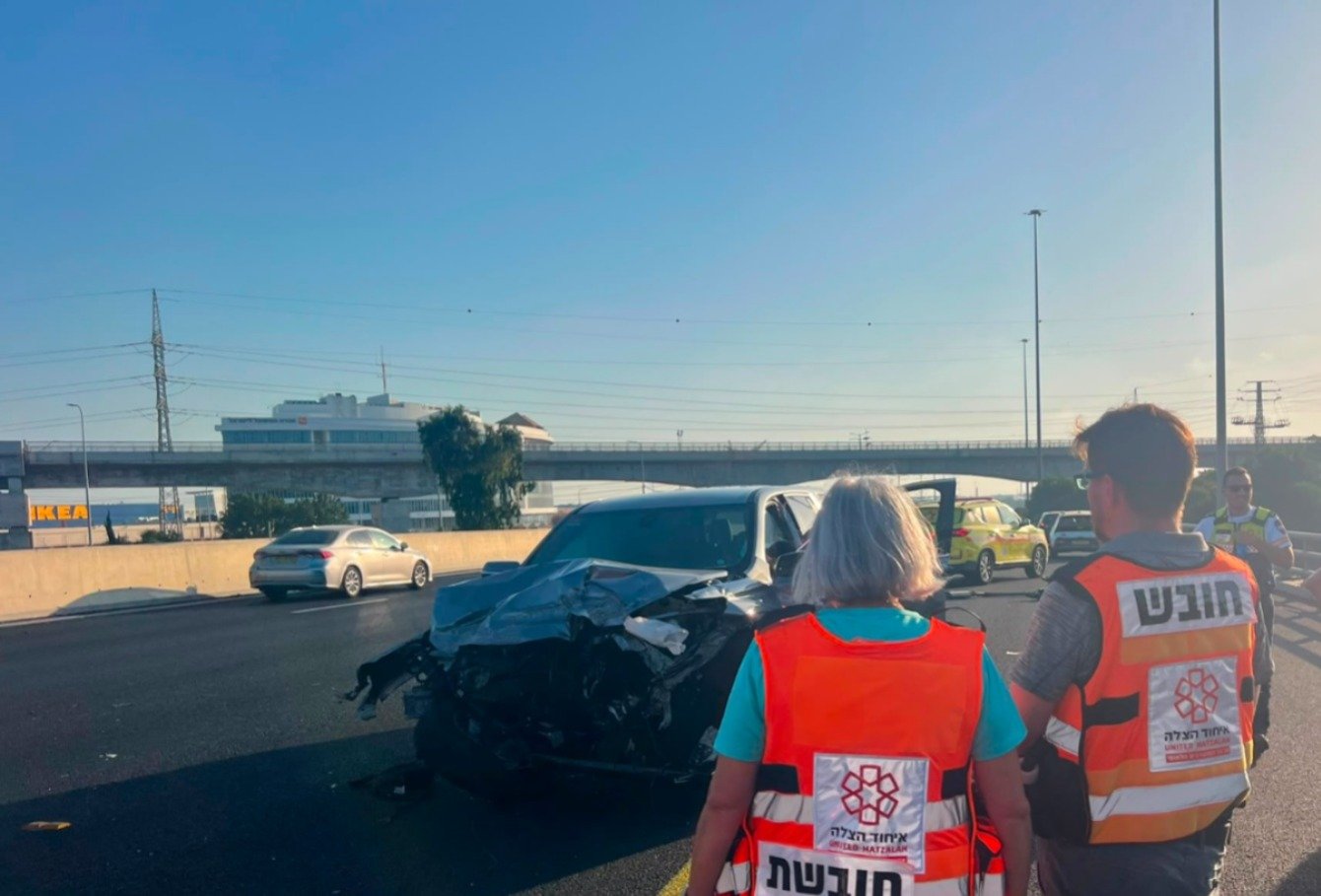 נהג נפצע קשה כשהתנגש עם רכבו במעקה בכניסה לראשון לציון