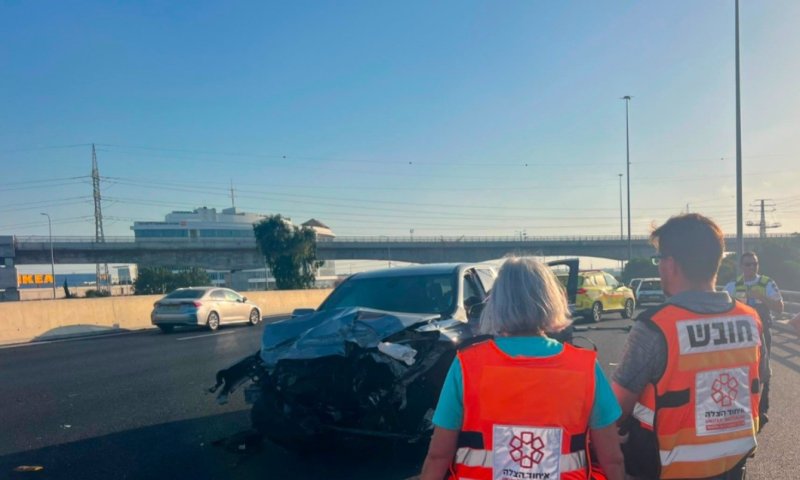 נהג נפצע קשה כשהתנגש עם רכבו במעקה בכניסה לראשון לציון