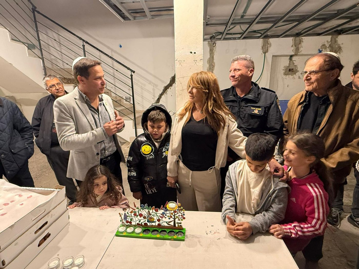 הדלקת נר מרגשת בזירת נפילת הטיל האיראני בראשון לציון