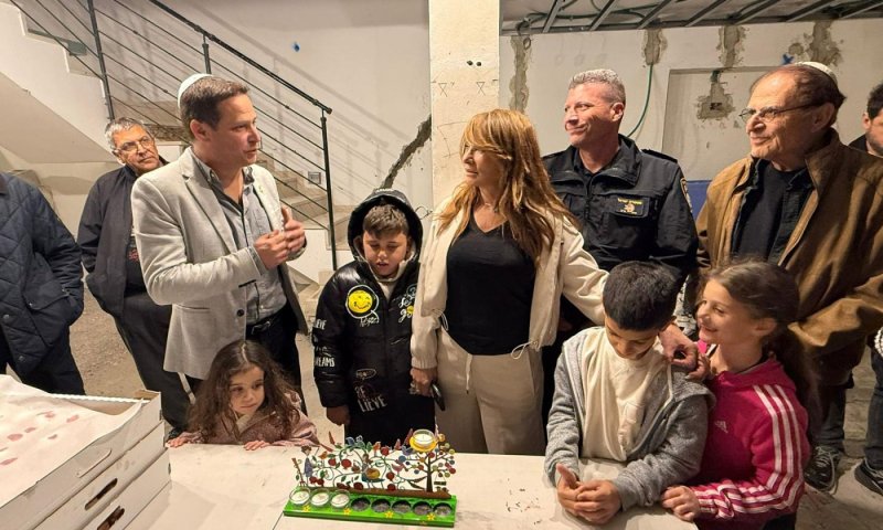 הדלקת נר מרגשת בזירת נפילת הטיל האיראני בראשון לציון