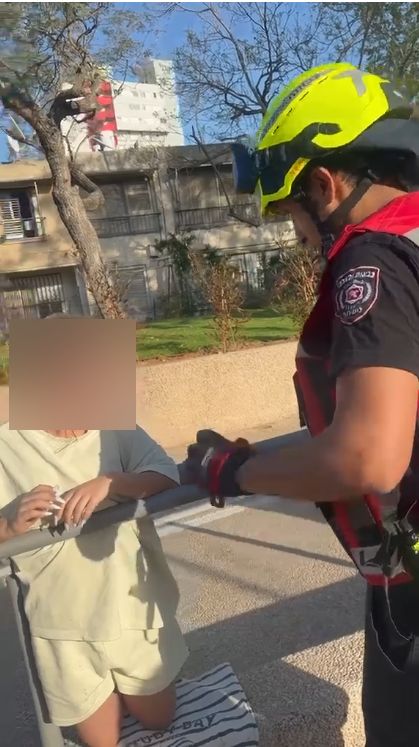 לוחמי האש חילצו ילדה שנתקעה עם הזרוע במעקה בחולון