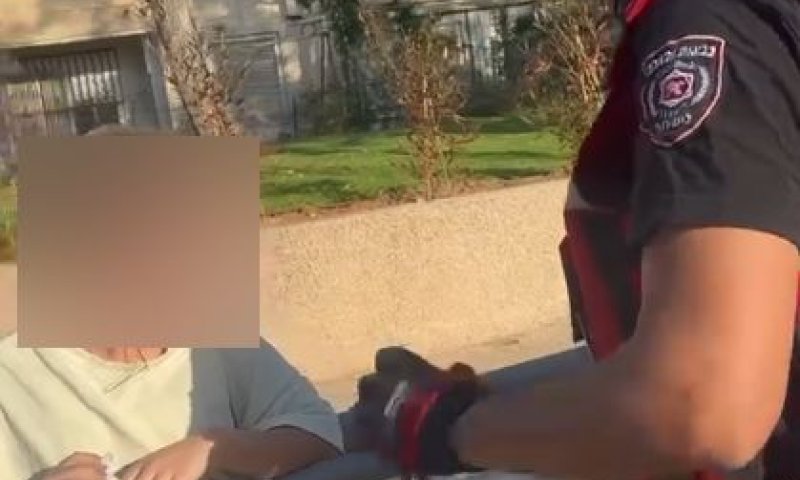 לוחמי האש חילצו ילדה שנתקעה עם הזרועה במעקה בחולון