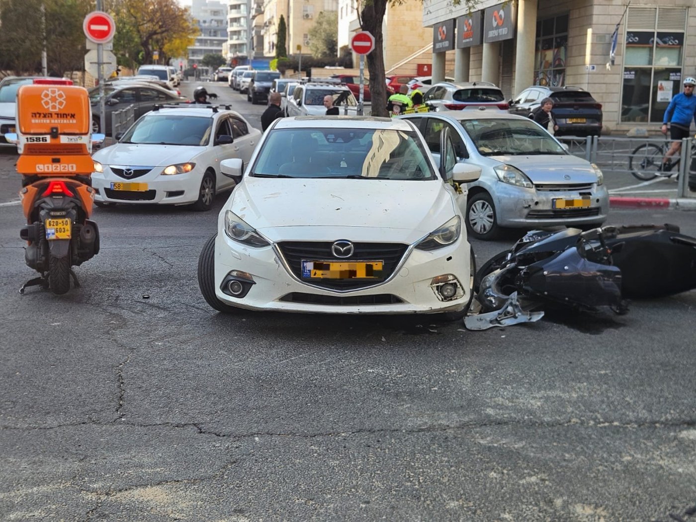 רוכב אופנוע ונהגת רכב נפצעו בתאונה במרכז בת ים
