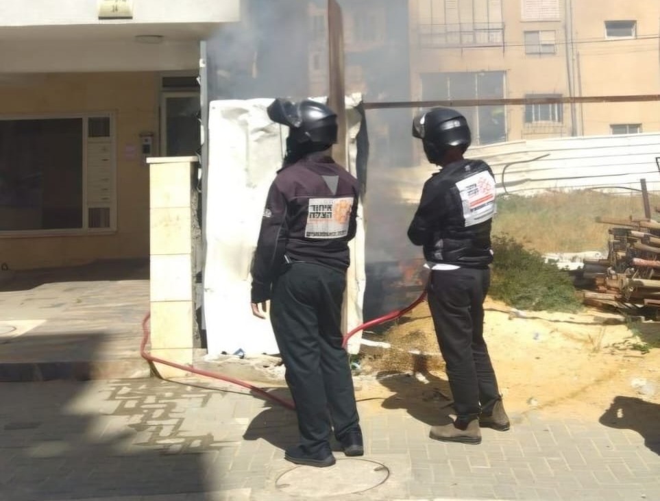 לוחמי האש פעלו בשריפה סמוך לבניין מגורים בחולון