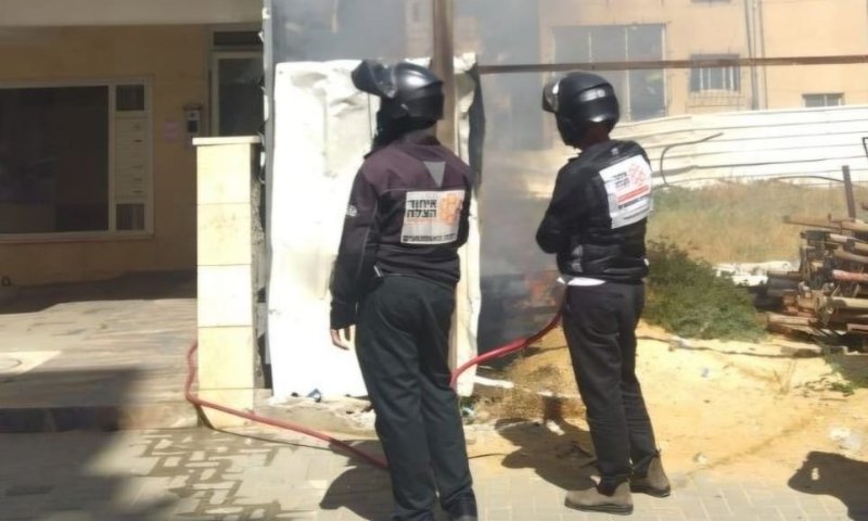 לוחמי האש פעלו בשריפה סמוך לבניין מגורים בחולון