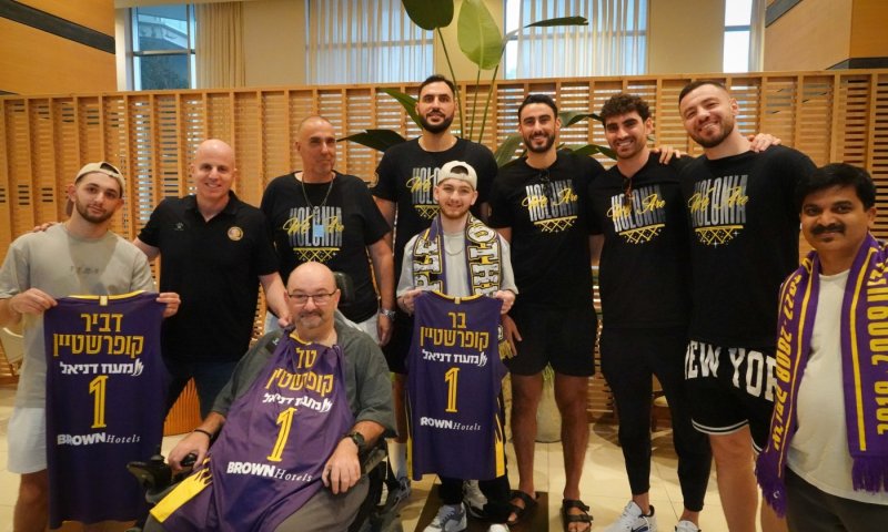 בר קופרשטיין נפגש עם שחקני הפועל חולון