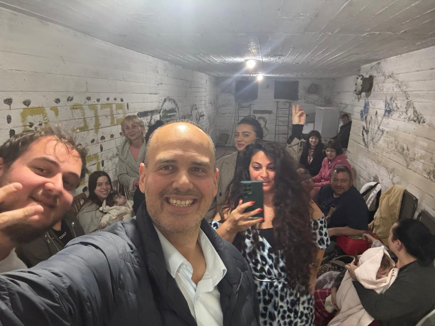 דף הפייסבוק של צביקה ברוט