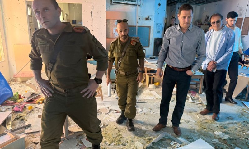 אלוף פיקוד העורף ביקר בגן הילדים שנפגע מרסיסים בראשון לציון