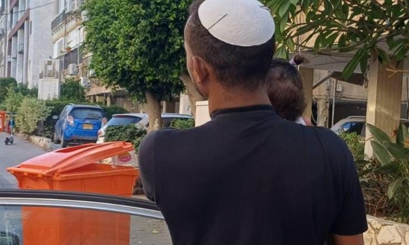 פעוטה ננעלה ברכב בבת ים