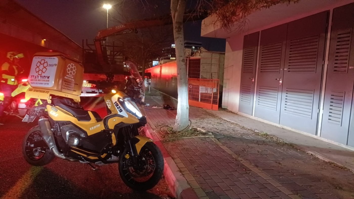 פצוע קשה בנפילה ממשאית באזור התעשייה בחולון