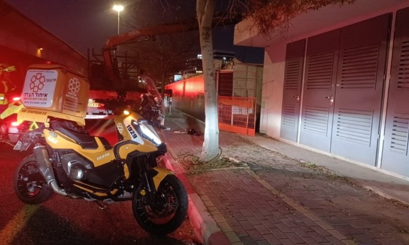 פצוע קשה בנפילה ממשאית באזור התעשייה בחולון