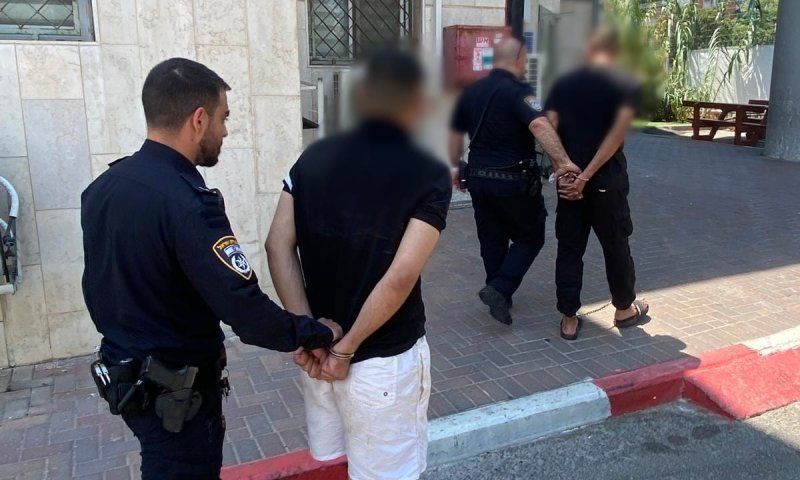 נעצרו שני חשודים בפריצה לרכב בבת ים