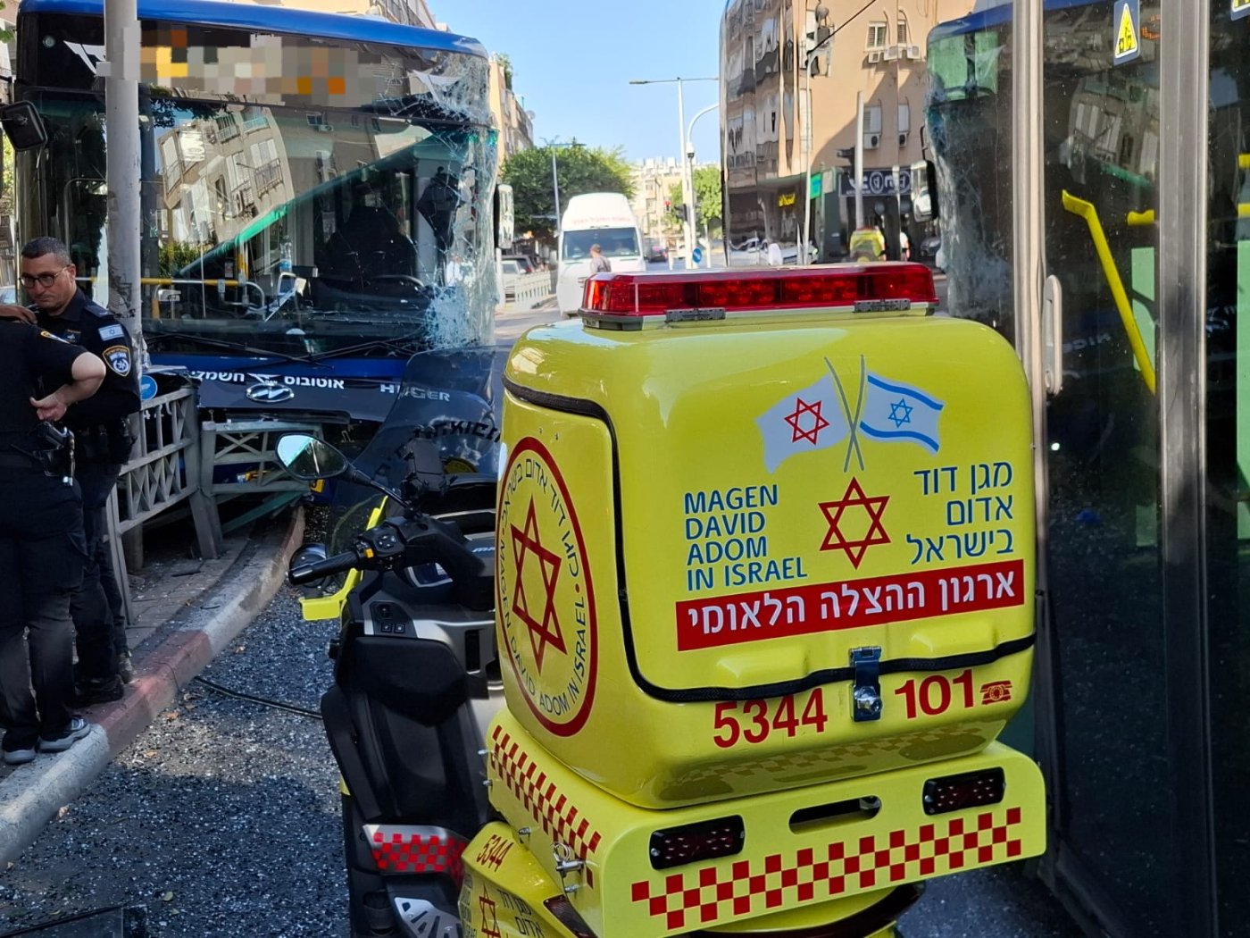 פצועים בתאונת אוטובוסים במרכז בת ים