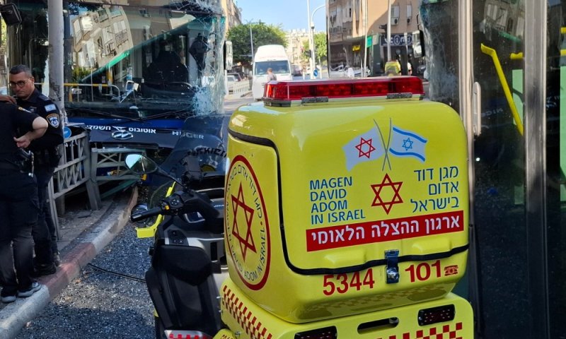 פצועים בתאונת אוטובוסים במרכז בת ים