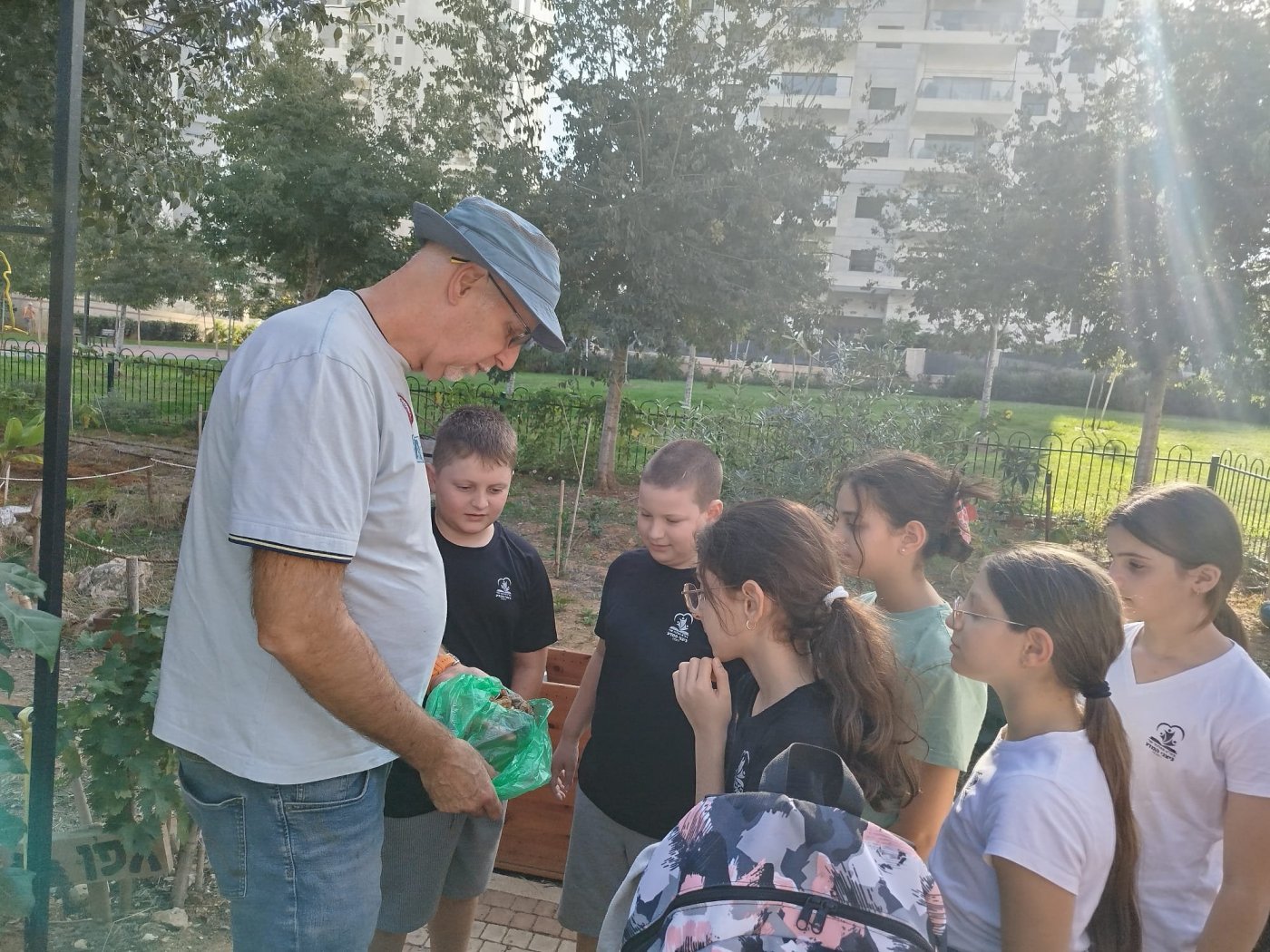 בערוגת הגינה: תלמידות ותלמידי "ניצני המדע" לומדים בגינה הקהילתית