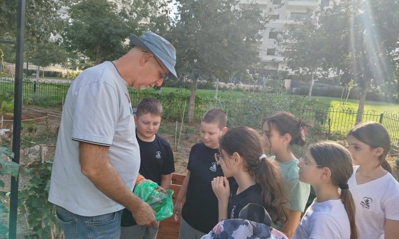בערוגת הגינה: תלמידות ותלמידי "ניצני המדע" לומדים בגינה הקהילתית