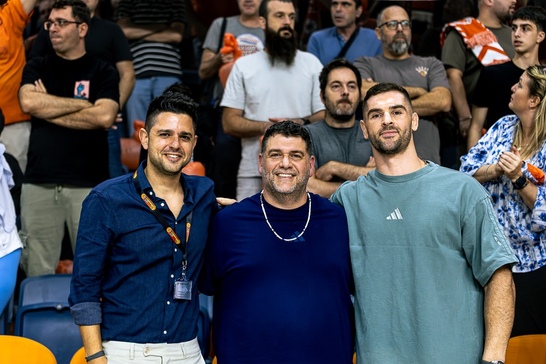 המדליסט האולימפי התארח עם מנהלו במשחק של מכבי ראשון לציון
