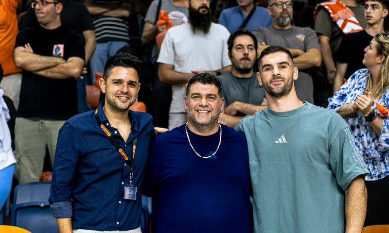 המדליסט האולימפי התארח עם מנהלו במשחק של מכבי ראשון לציון