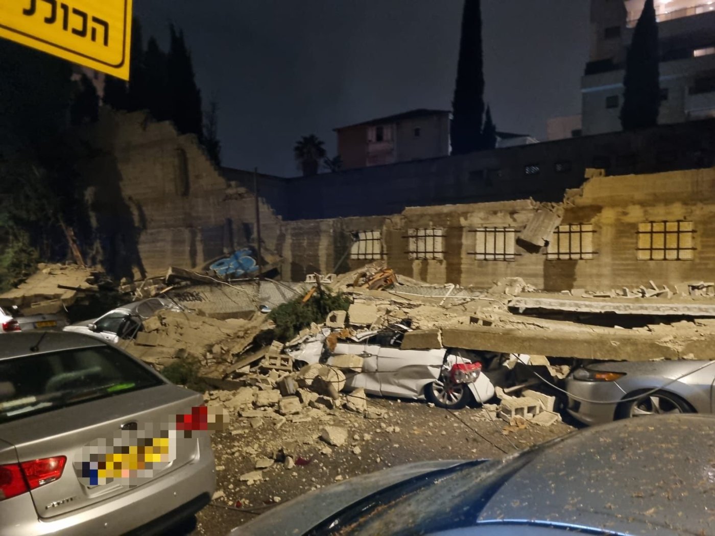 חומת היקב הישן בראשון לציון קרסה ומחצה רכבים