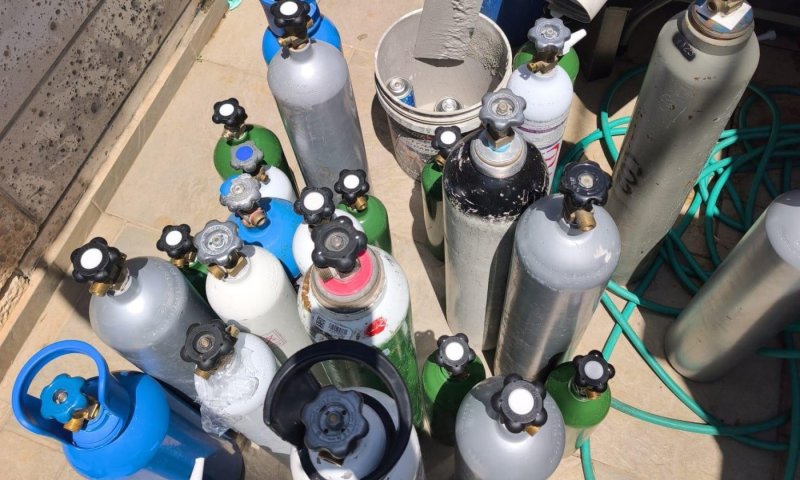 קטין מחולון נעצר לאחר שנתפס עם סמים וגז קצפות בביתו