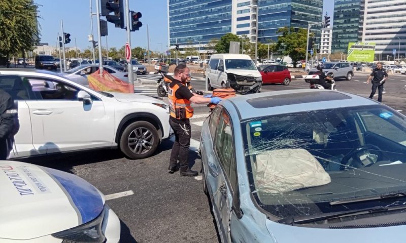 שני פצועים בתאונה בחולון