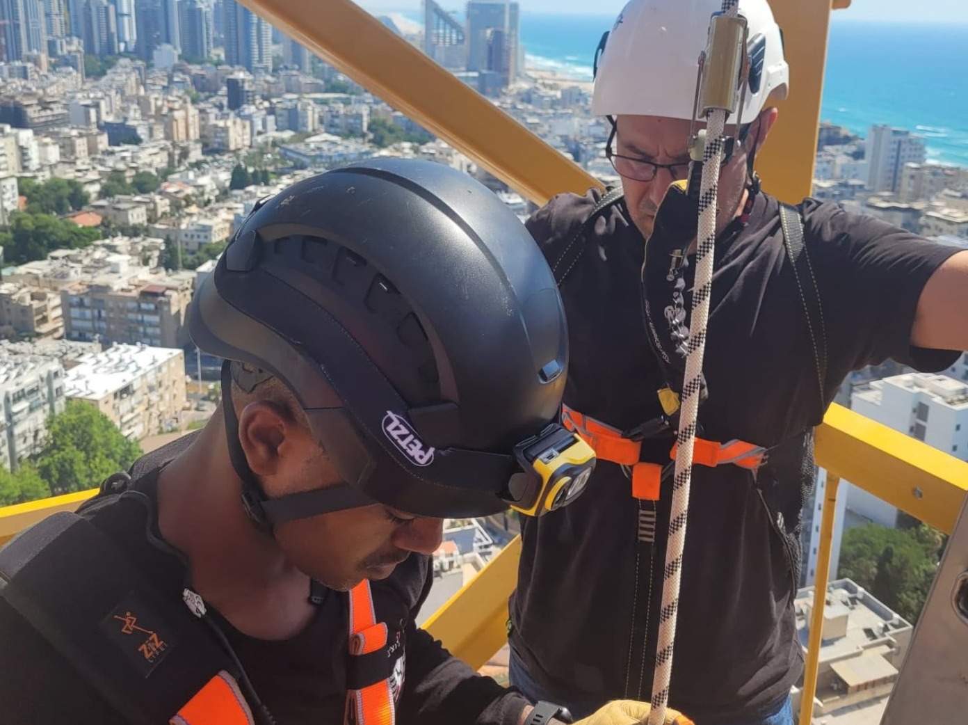 פועל חולץ מעגורן באתר בנייה בבת ים