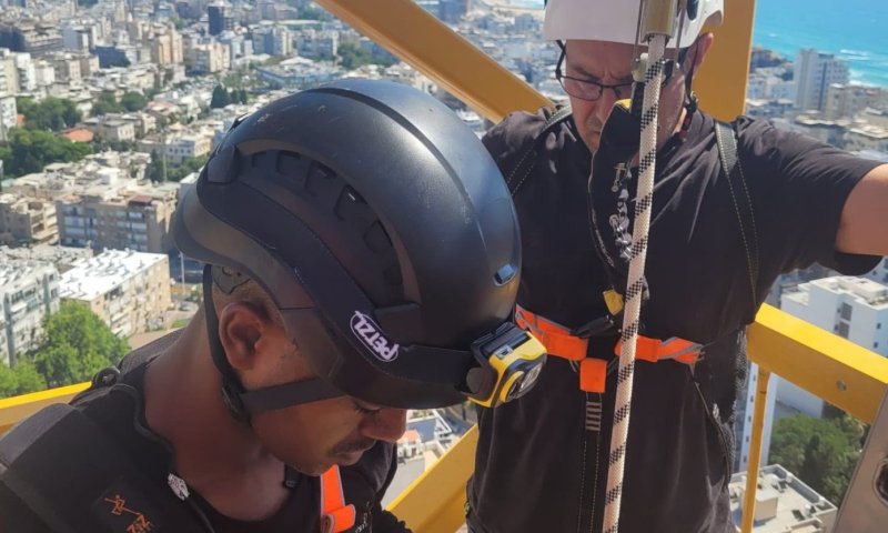 פועל חולץ מעגורן באתר בנייה בבת ים