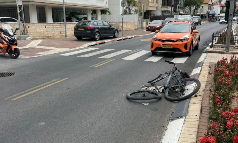 אישה נפצעה בתאונת אופניים בחולון
