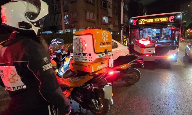 פצוע בתאונת אוטובוס בשכונת קריית שרת